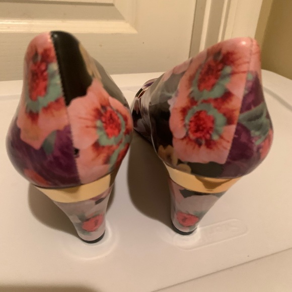 Nine West Floral Peep Toe Wedges with Gold Accented Wedge Heal size 9 - Picture 6 of 12